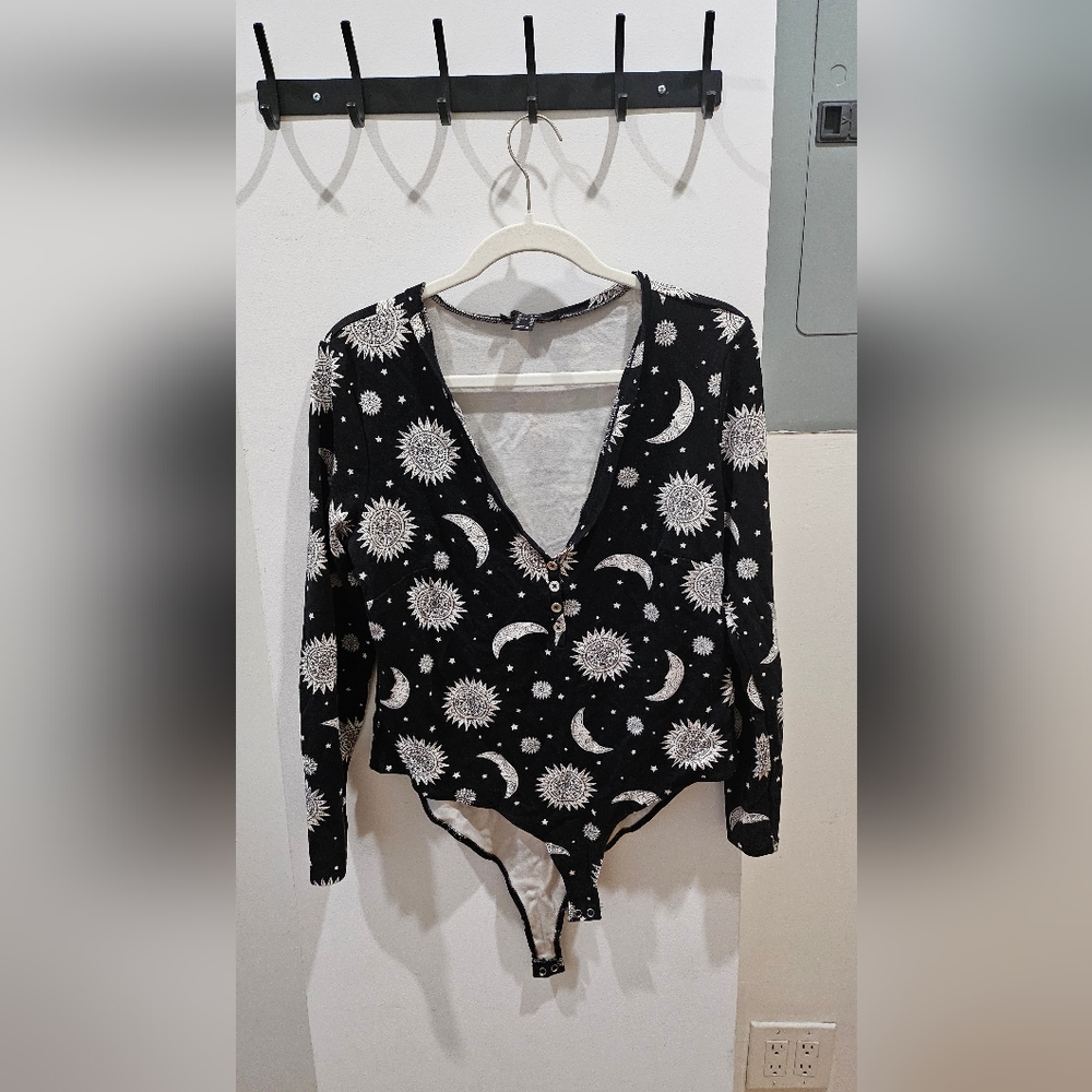 Forever 21 - Bodysuit Long Sleeve Sun and Moon